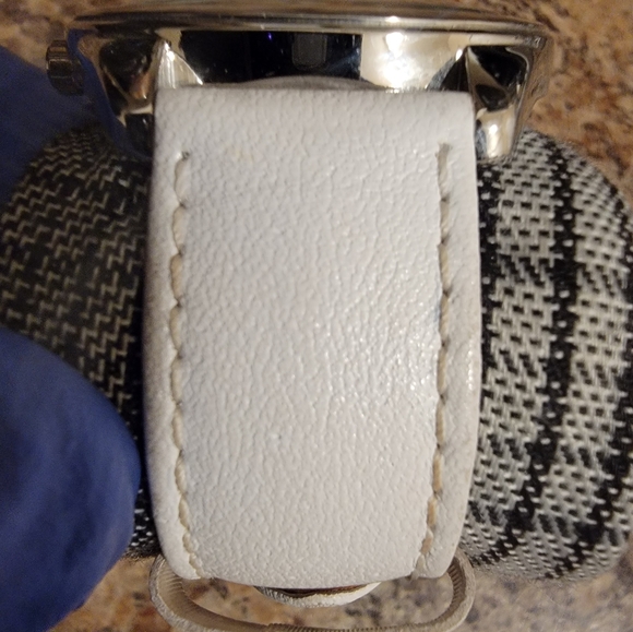 GUESS UNISEX SPORTY SILVER TONE, GENUINE WHITE LEATHER BAND,FLASHY WATCH-G66527L - Picture 3 of 9